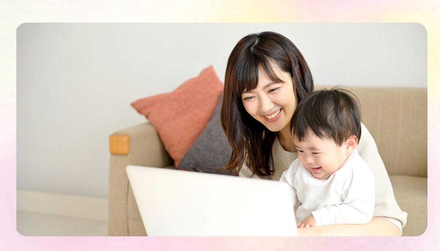 子どもと笑顔でパソコンを見る女性